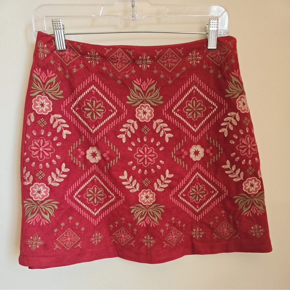 Andree By Unit Women's Red  Embroidered Floral lined Mini Skirt Size Medium
